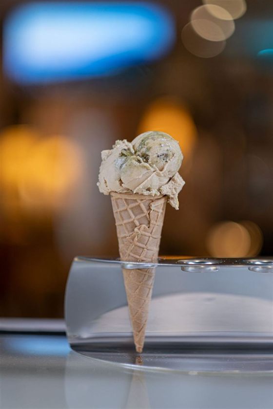 Eine Kugel Eis in einer Waffel im MoccaGino Köln