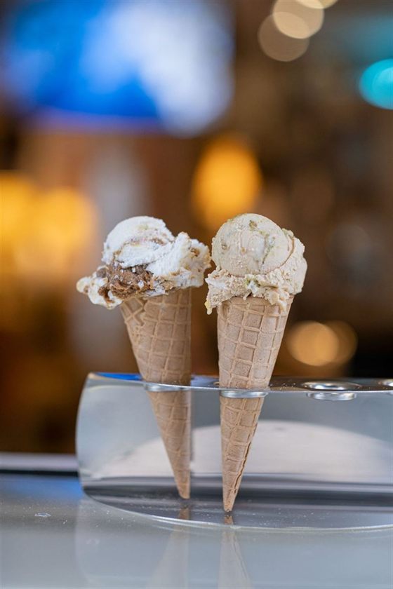 Zwei Kugeln Eis in Waffeln im MoccaGino, Severinstraße 19 in Köln