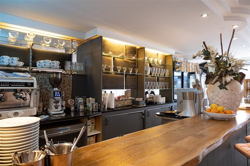 Espressomaschine und Theke im MoccaGino Köln