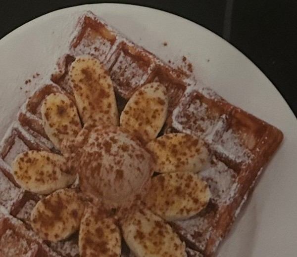 Waffel mit Bananenscheiben, Nusseis und Zimt im MoccaGino Köln