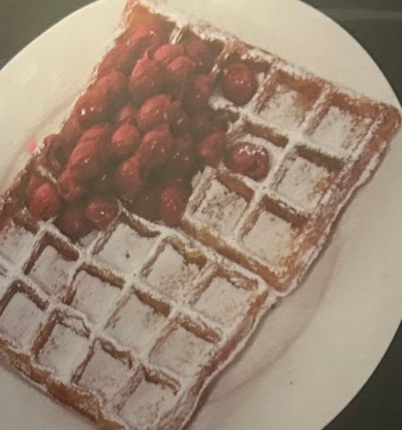 Waffel mit heißen Kirschen und Puderzucker im MoccaGino Köln