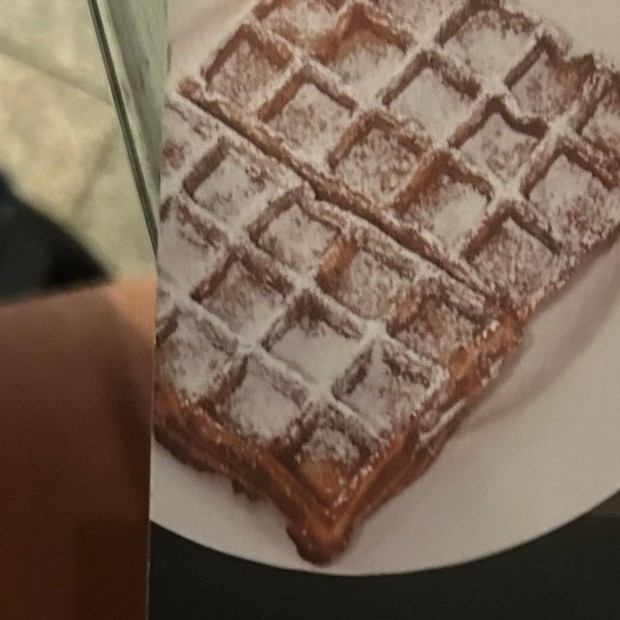 Waffel mit Puderzucker im MoccaGino Köln